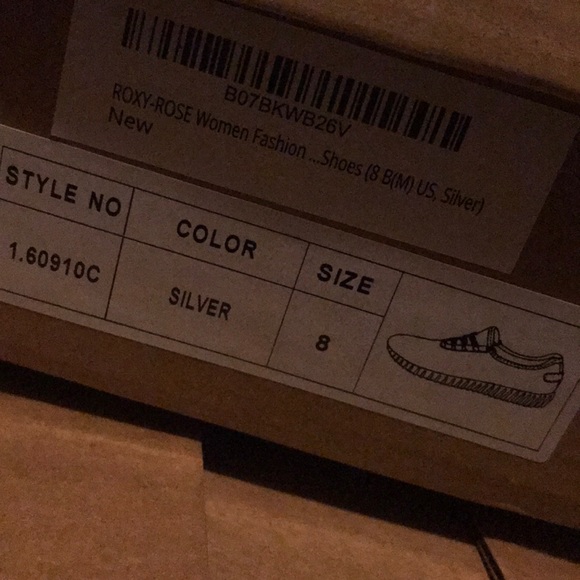 Roxy Rose woman’s size 8 sneaker - Picture 2 of 4